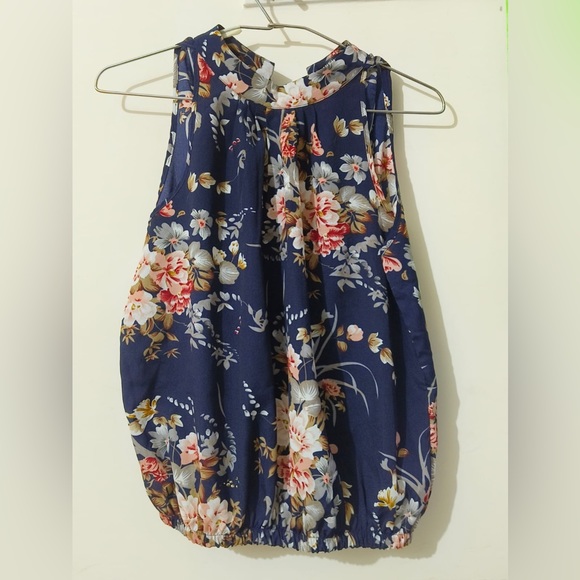 Blue and black coloured floral printed tops from luxury brand new look and shein - Picture 2 of 10